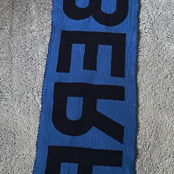 Burberry Scarf - Picture 4 of 8